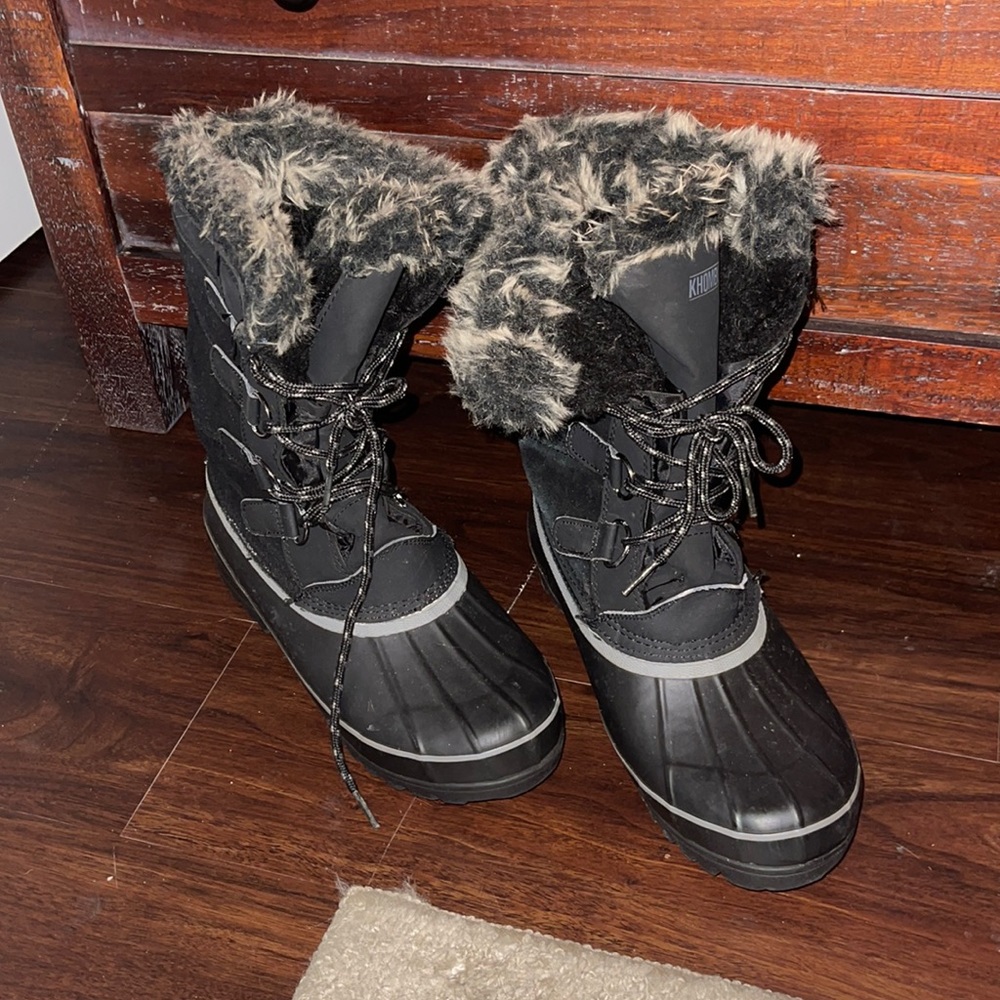 Snow boots size 10. Used / great condition.